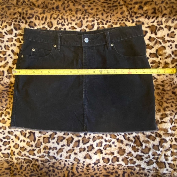 Old Navy women’s black corduroy distressed cutoff miniskirt. Size 10. - Picture 7 of 9